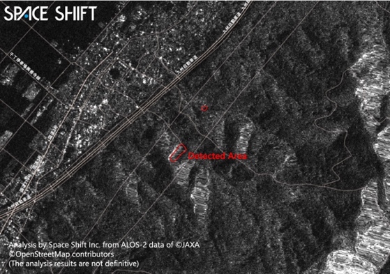 ALOS-2 SAR画像上に災害検知AIが土砂崩落の可能性が高いと判断したエリアを赤色で表示